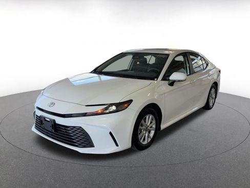 Used 2025 Toyota Camry LE image 7