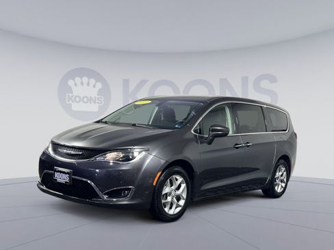 Used 2019 Chrysler Pacifica Touring Plus w/ Tire & Wheel Group FWD image 5