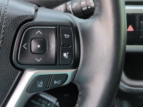 Used 2017 Toyota Highlander Limited FWD image 19