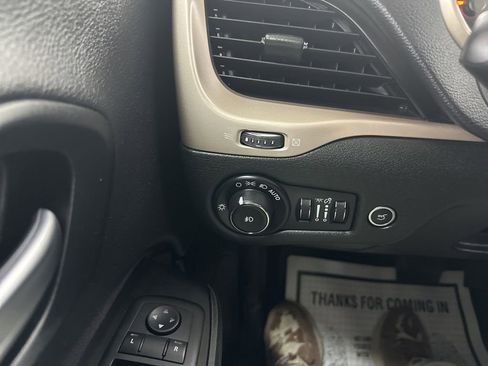 Used 2015 Jeep Cherokee Latitude w/ Comfort/Convenience Group image 38