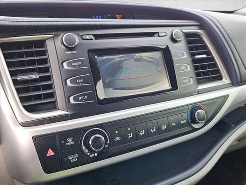Used 2017 Toyota Highlander LE image 10