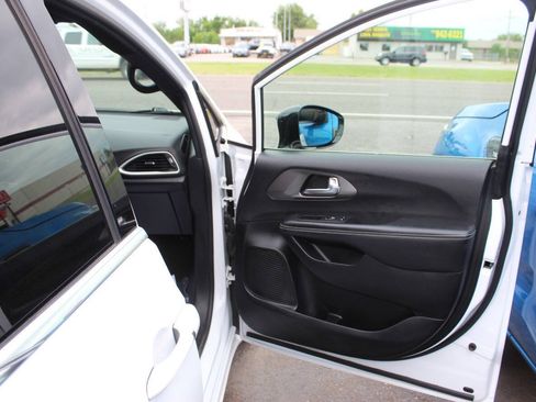 Used 2025 Chrysler Pacifica Select FWD image 10