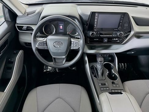 Used 2022 Toyota Highlander L AWD/4WD image 3