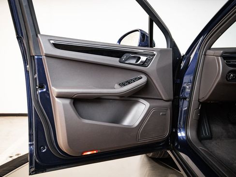 Certified 2025 Porsche Macan AWD/4WD image 23