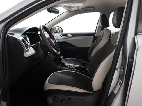 Used 2025 Volkswagen Taos SE image 18