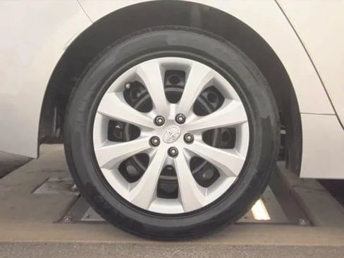 Used 2021 Toyota Corolla LE FWD image 12