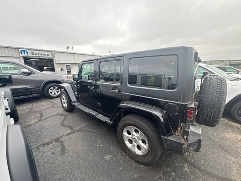 Used 2015 Jeep Wrangler Unlimited Sahara w/ Connectivity Group AWD/4WD image 13