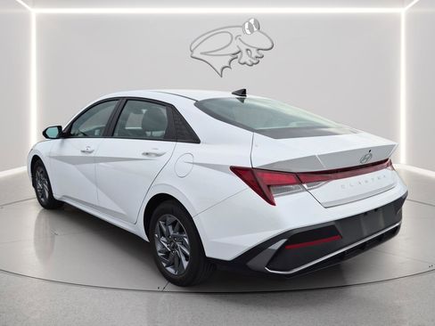 Used 2024 Hyundai Elantra SEL image 5