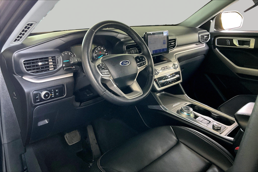 Used 2023 Ford Explorer XLT AWD/4WD image 4