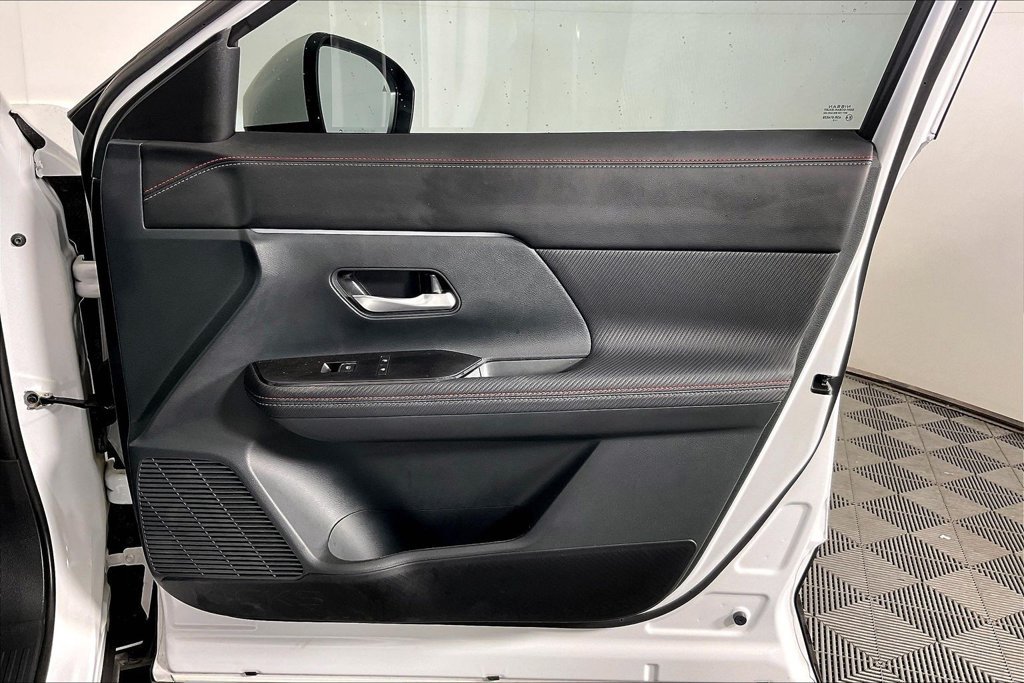 Used 2025 Nissan Kicks SR FWD image 21