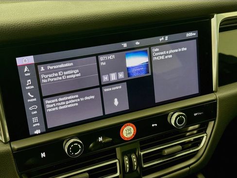 Certified 2025 Porsche Macan AWD/4WD image 18