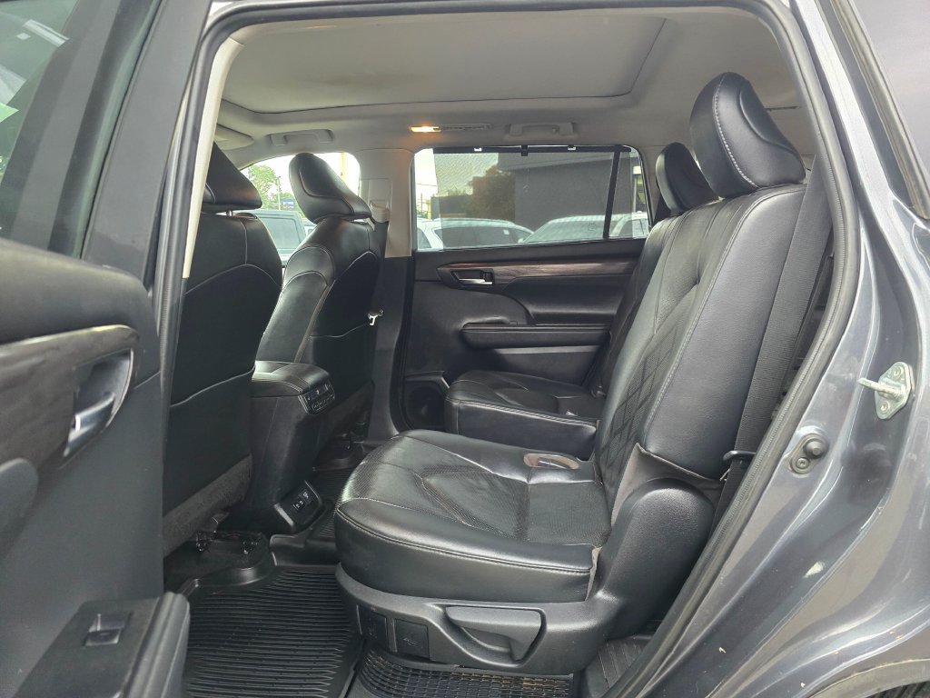 Used 2021 Toyota Highlander Platinum AWD/4WD image 16