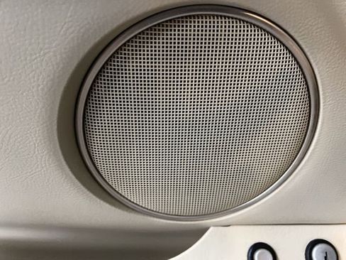 Used 2004 Lincoln Town Car Signature image 22