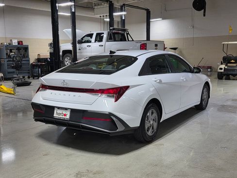 Certified 2025 Hyundai Elantra SE FWD image 7