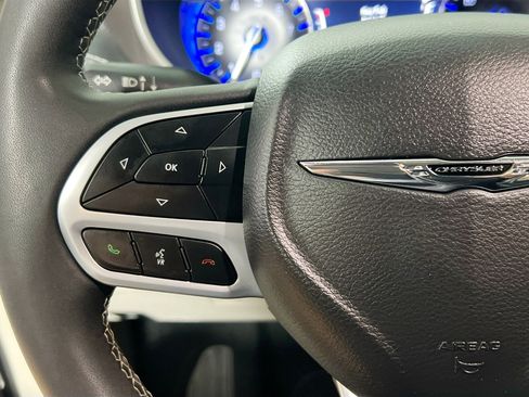 Used 2023 Chrysler Pacifica Touring-L image 18