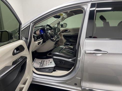 Used 2018 Chrysler Pacifica Touring-L FWD image 7