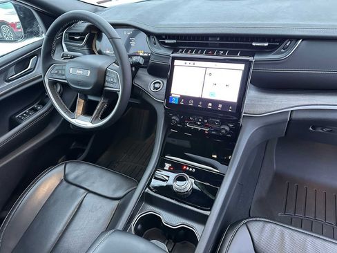 Used 2025 Jeep Grand Cherokee Limited w/ Luxury Tech Group II image 11