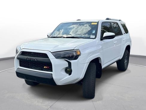 Used 2018 Toyota 4Runner SR5 AWD/4WD image 2