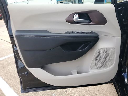 Used 2024 Chrysler Voyager LX image 17