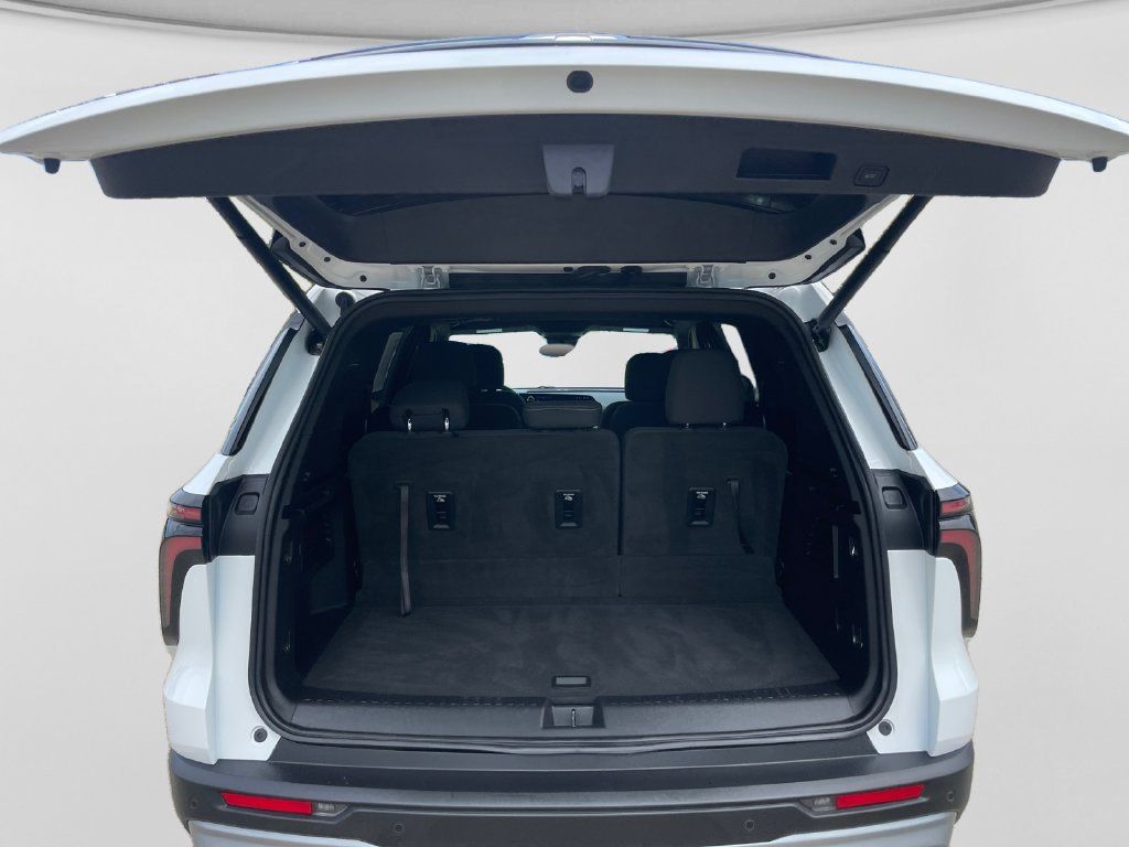 Used 2024 Chevrolet Traverse LT w/ LPO, Floor Liner Package FWD image 15