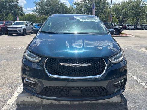 Used 2023 Chrysler Pacifica Touring-L FWD image 1