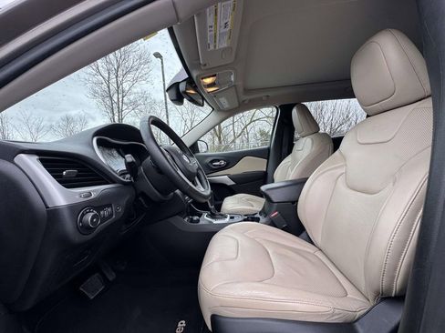 Used 2017 Jeep Cherokee Limited w/ Luxury Group AWD/4WD image 15