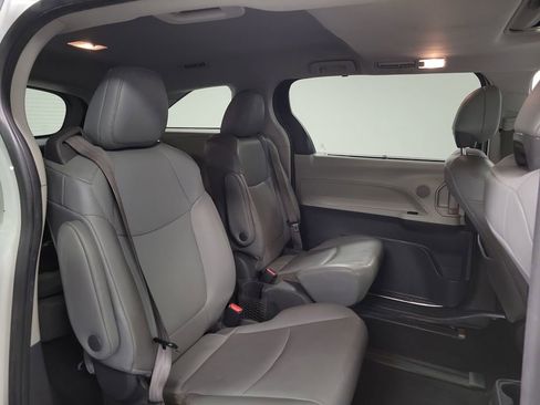 Used 2021 Toyota Sienna XLE image 21