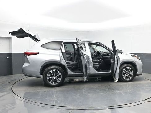 Used 2021 Toyota Highlander XLE FWD image 56