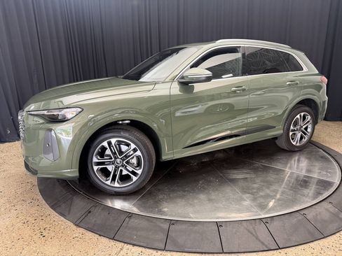 Used 2025 Audi Q5 Premium Plus w/ Premium Plus AWD/4WD image 3