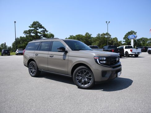 New 2027 Ford Expedition Platinum w/ Stealth Appearance Package RWD image 2