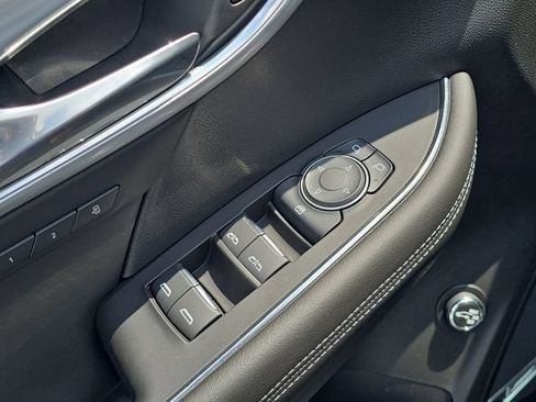 Used 2025 Buick Envision Avenir AWD/4WD image 9
