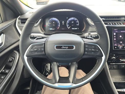 Used 2025 Jeep Grand Cherokee Laredo w/ Luxury Tech Group I AWD/4WD image 16