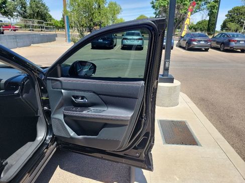 Used 2025 Nissan Kicks SR FWD image 17