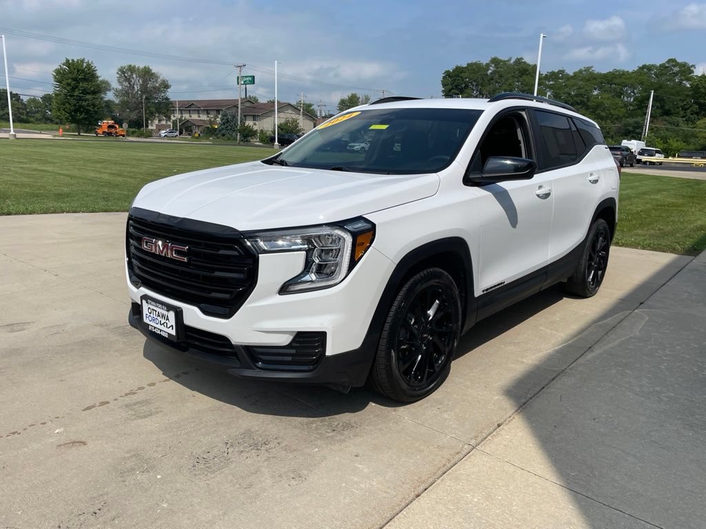 Used 2024 GMC Terrain SLE w/ Elevation Edition FWD image 2