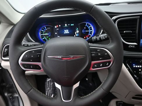 Used 2024 Chrysler Pacifica Limited FWD image 23