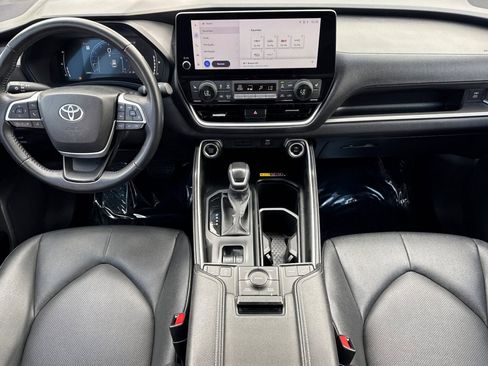 Used 2025 Toyota Grand Highlander AWD image 16