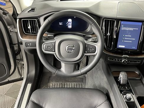 Used 2022 Volvo XC60 B5 Momentum image 12