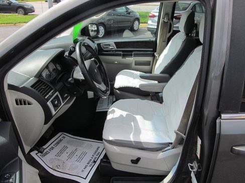 Used 2010 Dodge Grand Caravan SXT FWD image 9