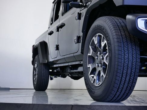 Used 2024 Jeep Gladiator Sport w/ Premium Package image 8