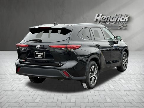 Used 2021 Toyota Highlander XLE FWD image 10