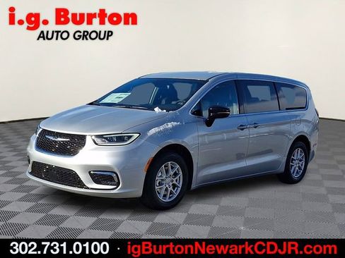 New 2026 Chrysler Pacifica Select image 2