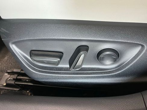 Used 2026 Toyota Prius XLE FWD image 19