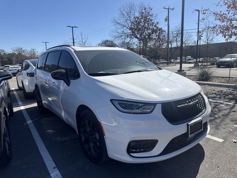 Used 2023 Chrysler Pacifica Limited w/ S Appearance Package image 1