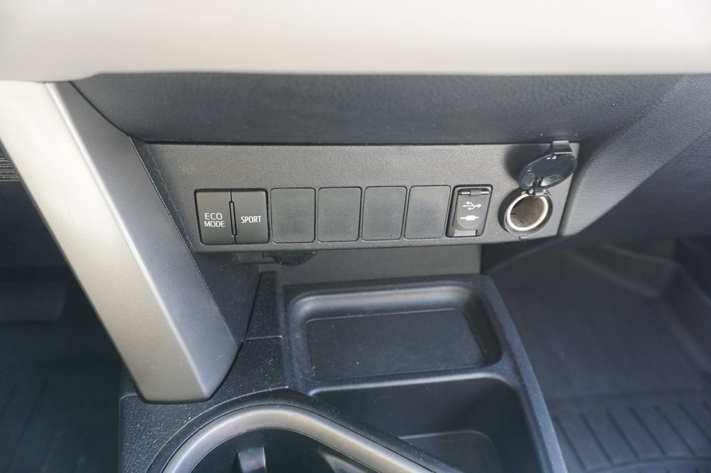 Used 2016 Toyota RAV4 XLE FWD image 12