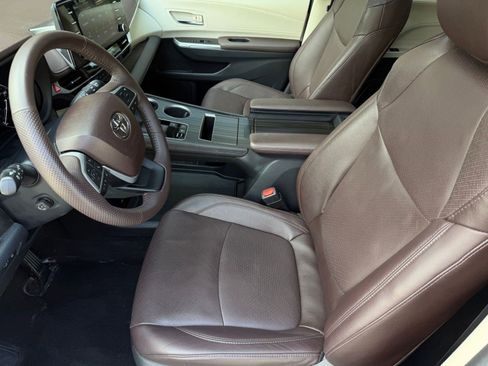 Used 2023 Toyota Sienna Platinum AWD/4WD image 5
