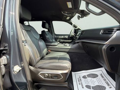 Used 2024 Jeep Wagoneer L Series III w/ Flexible Seating Group AWD/4WD image 11