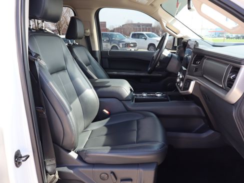 Used 2023 Ford Expedition XLT image 13