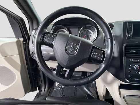 Used 2019 Dodge Grand Caravan SXT FWD image 13