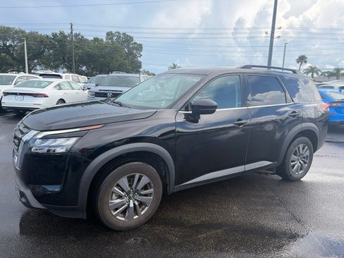 Used 2025 Nissan Pathfinder SV FWD image 3