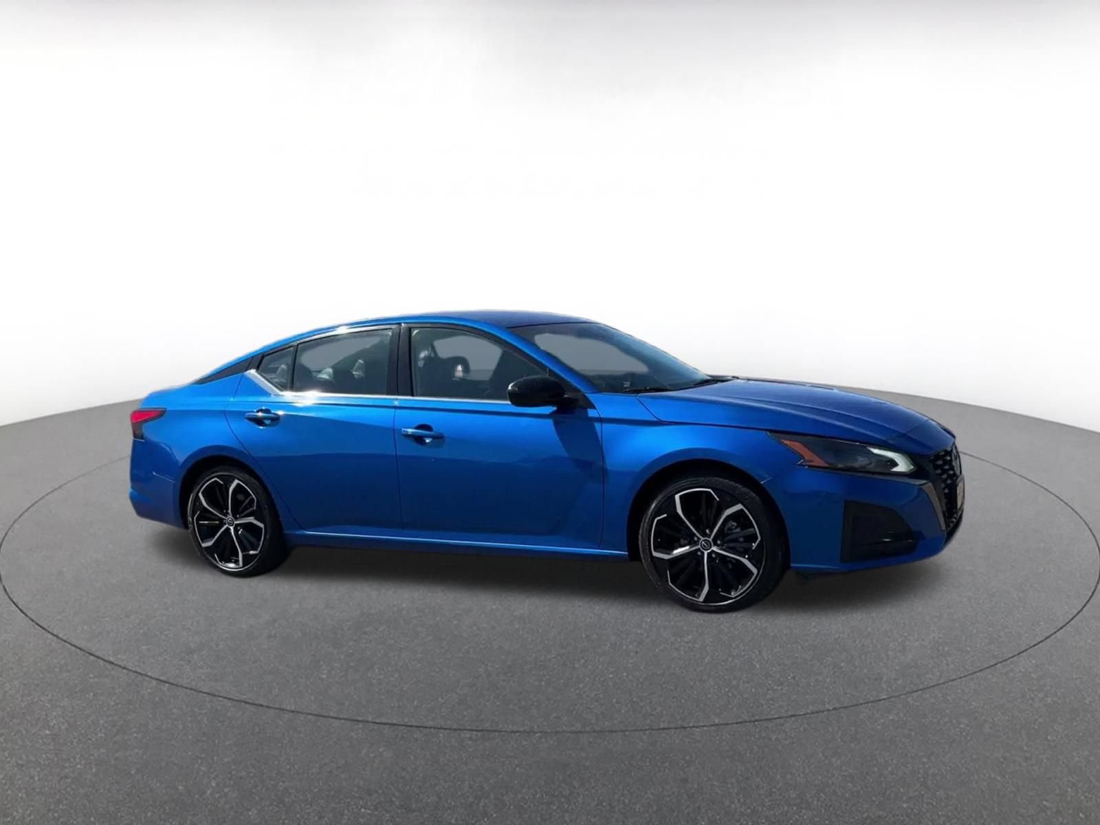 Used 2025 Nissan Altima 2.5 SR FWD image 2